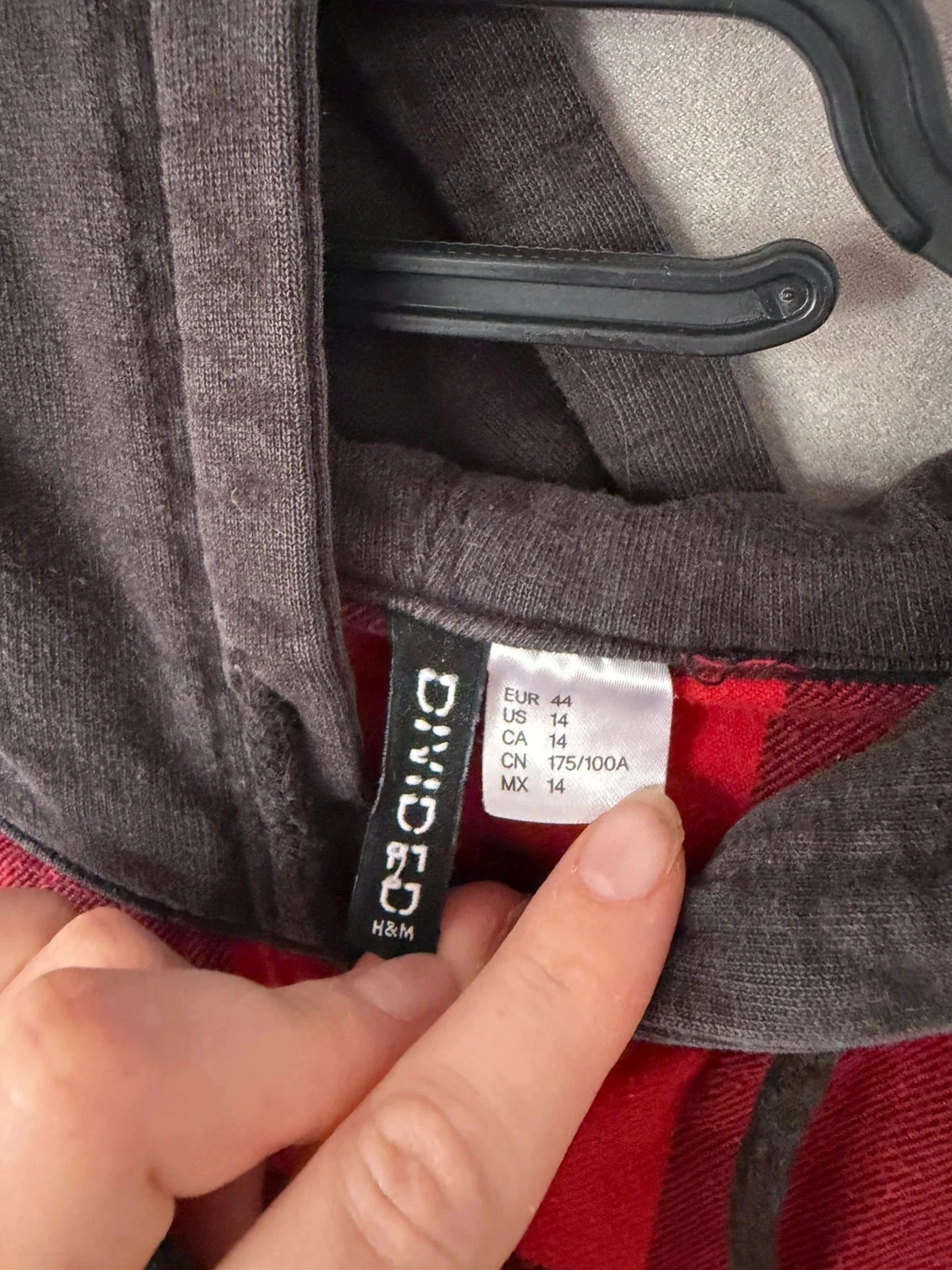 Chaqueta de sudadera negra y roja – photo 2